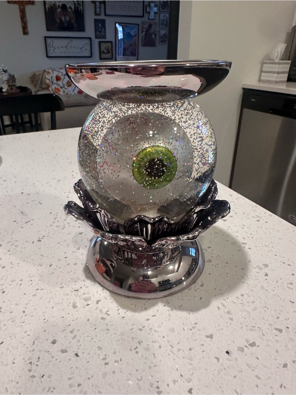 2022 Bath and body Halloween eyeball candle holder when turned on it lights up